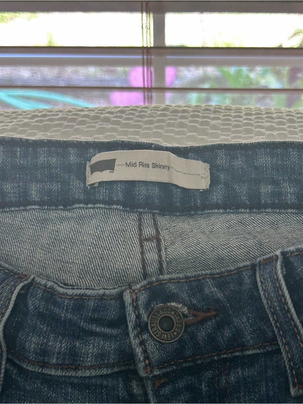 Levi's Mid-Rise Skinny Jeans in Blue Wash size 28-29